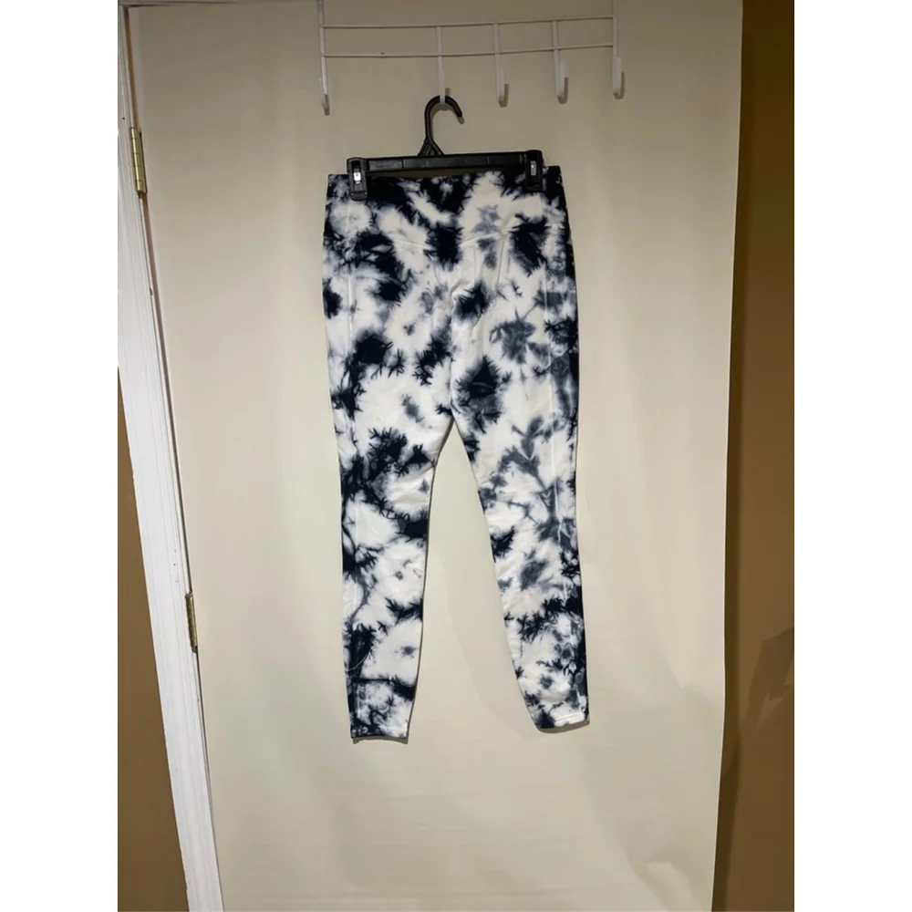Women's NWOT Nike Dri-FIT Tie-Dye Leggings M White Black - Picture 6 of 8